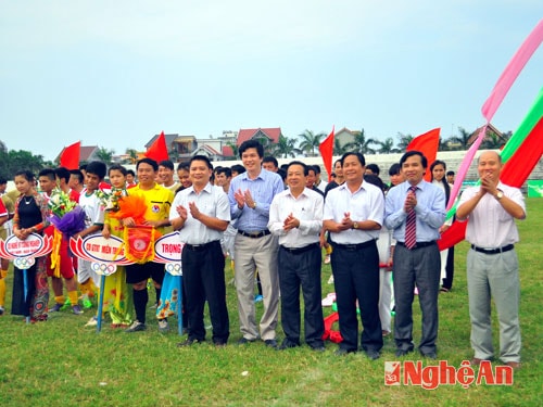 Các đại biểu tặng hoa cho các đội bóng.