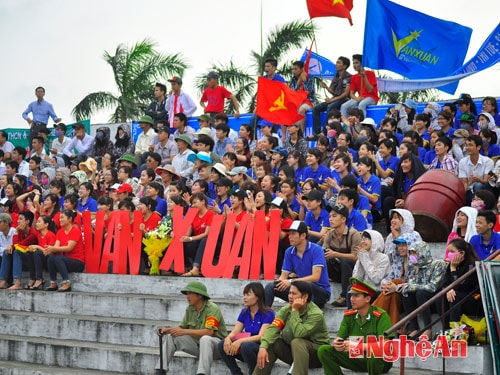 Cổ động viên nhiệt tình cổ vũ.