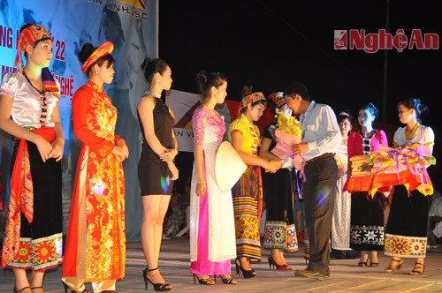 Đại diện Ban tổ chức trao giải khuyến khích cho các thí sinh dự thi cuộc thi Người đẹp 