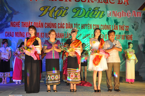 Các thí sinh đoạt giải nhất, nhì ba tại hội thi người đẹp lễ hội Môn Sơn -Lục Dạ