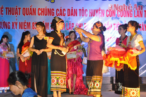 Bà Kha Thị Tím, Phó Chủ tịch UBND huyện trao vương miện cho Lương thị Huyền đến xã Lục Dạ
