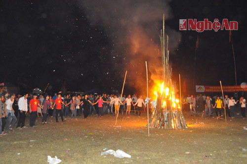 Màn đốt lửa trại mừng thành công của Lễ hội năm 2014