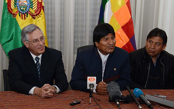 Tổng thống Morales họp báo sau khi nộp bị vong lục. Ảnh: ABI
