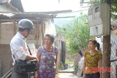 Bà Tâm (mẹ anh Khăm Xay) và vợ của anh Phan Trọng Hoàn trao đổi sự việc với phóng viên.