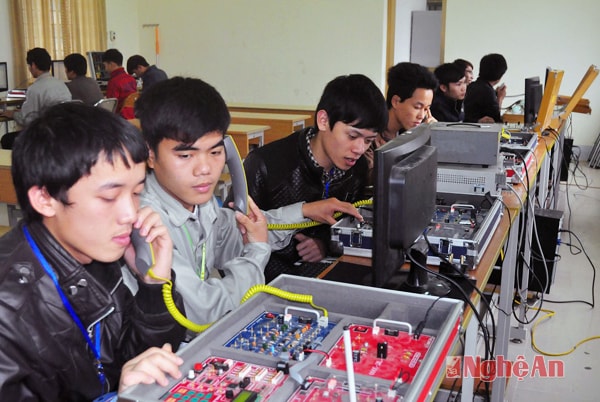 Sinh viên Khoa Điện tử viễn thông Trường Đại học Kỹ thuật Vinh trong giờ thực hành.