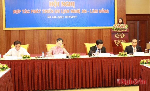 Các thành viên chủ trì Hội nghị
