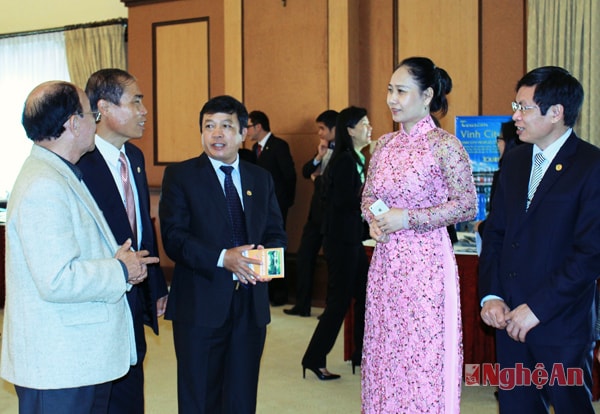 Các đại biểu trao đổi bên lề hội nghị