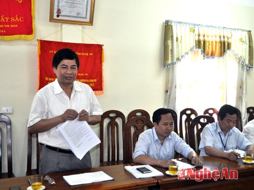 Đồng chí Nguyễn Như Cương - Phó giám đốc Sở Công Thương trao đổi với đoàn về một số vấn đề liên quan.