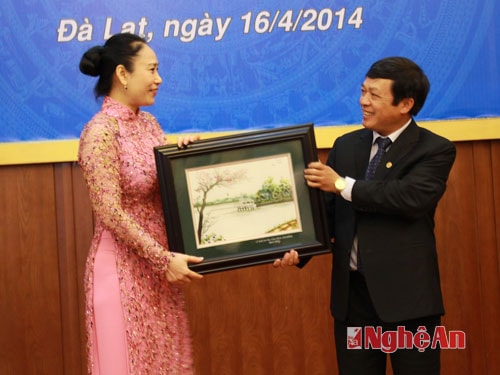 UBND tỉnh Lâm Đồng tặng quà lưu niệm cho UBND tỉnh Nghệ An.
