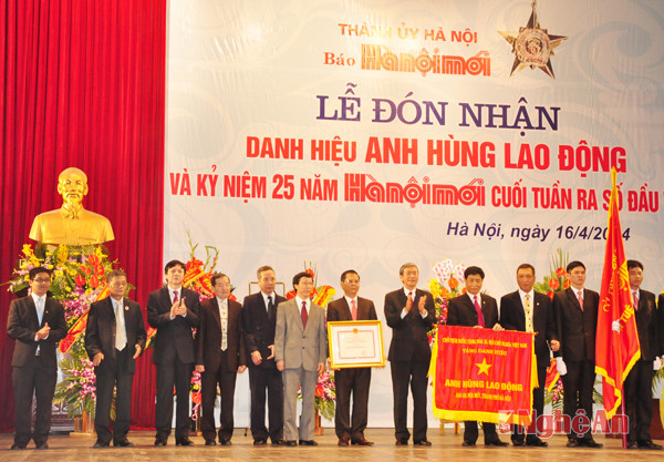 Đồng chí Đinh Thế Huynh, Trưởng Ban Tuyên giáo TƯ thay mặt Đảng và Nhà nước trao Quyết định phong tặng danh hiệu Anh hùng Lao động cho Báo Hànộimới.