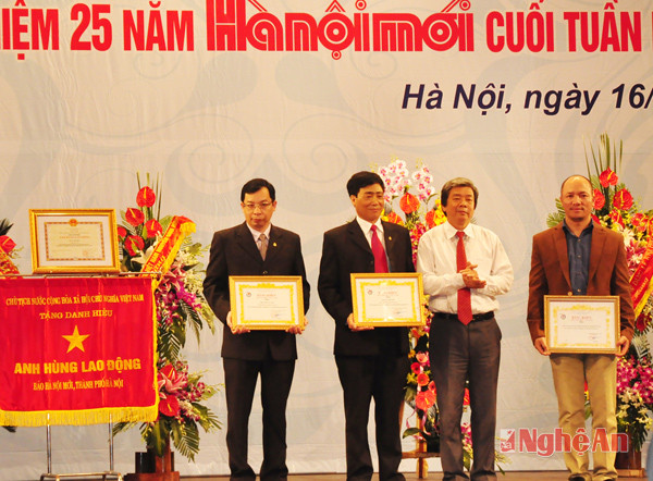 Tặng thưởng Huân chương lao động, Bằng khen Chính phủ, Bằng khen của UBND TP Hà Nội cho các tập thể, cá nhân có thành tích xuất sắc