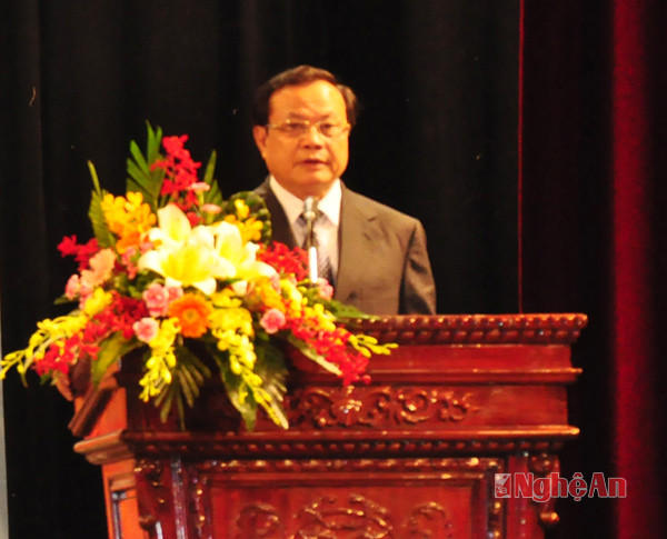 Đồng chí Phạm Quang Nghị-Ủy viên Bộ Chính trị-Bí thư Thành ủy Hà Nội ghi nhận những đóng góp của Báo Hànộimới trong công cuộc xây dựng và phát triển Thủ đô.