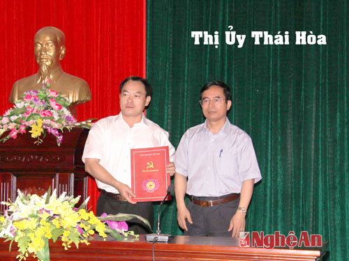 Trao quyết định bổ nhiệm Bí thư thị xã Thái Hòa.