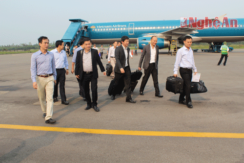 Lãnh đạo Văn phòng UBND tỉnh và Khu kinh tế Đông Nam đón đoàn công tác của tập đoàn SEMBCORP tại sân bay Vinh