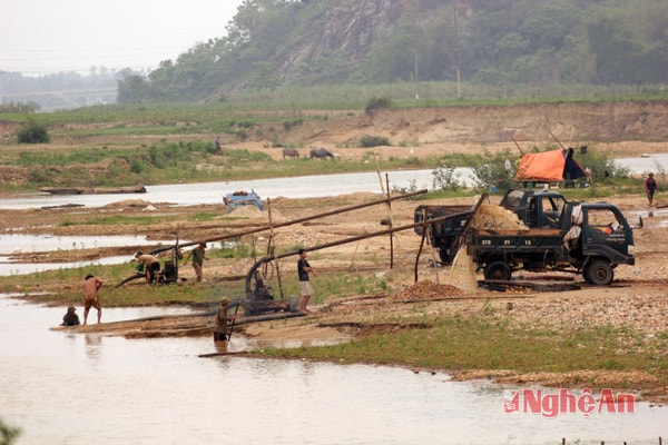 Nạn khai thác cát sỏi trái phép khiến dòng chảy thay đổi, gây sạt lở hai bên bờ.