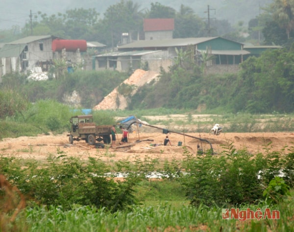 Sông suối nham nhở vì nạn khai thác cát lậu.