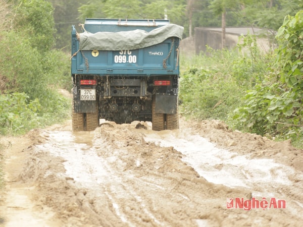 Xe chở cát cày nát đường dân sinh.