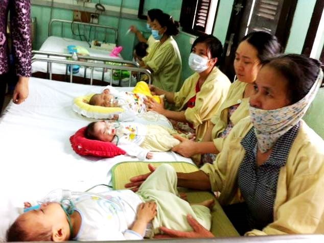 Các bệnh nhân nhi đang điều trị tại Bệnh viện Nhi Trung ương. (Ảnh: Thùy Giang/Vietnam+) 
