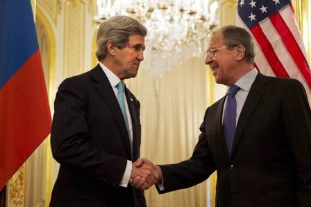 Ngoại trưởng Nga Lavrov (phải) và ngoại trưởng Mỹ Kerry. Ảnh: AFP-TTXVN