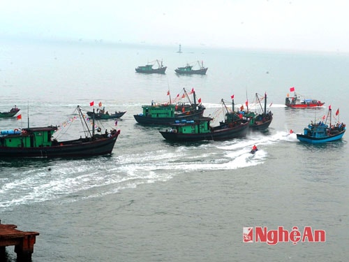 Lễ rước trên biển tại Lễ hội chùa Song Ngư.Ảnh: Sỹ Minh