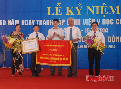 Đồng chí Lê Xuân Đại trao tặng  bức trướng của UBND tỉnh  cho Bệnh viện Y học cổ truyền Nghệ An - 50 năm xây dựng và phát triển vì sức khoẻ nhân dân