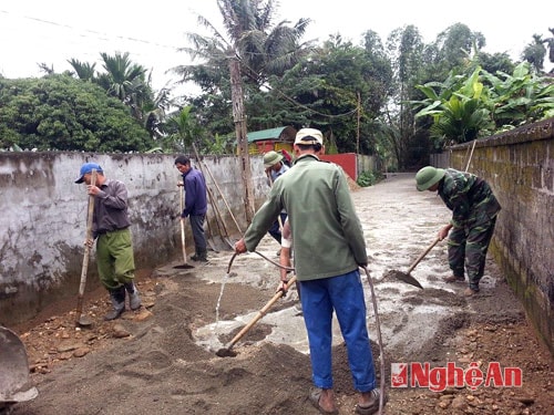 Bà con xã Thanh Long, Thanh Chương làm đường giao thông. Ảnh: Thu Hằng