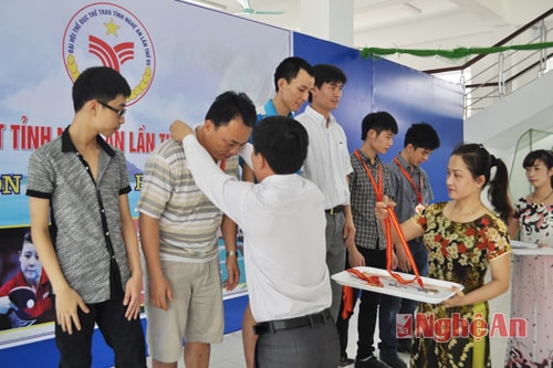 Trao tặng HCV, HCB, HCĐ nội dung đôi nam Bóng bàn của TP Vinh và Yên Thành.