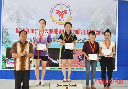 Trao tặng HCV, HCB, HCĐ nội dung đơn nữ Bóng bàn của TP Vinh và Nghi Lộc.