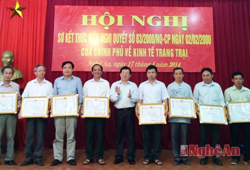 Đồng chí Đinh Viết Hồng trao bằng khen cho các tập thể và cá nhân có thành tích xuất sắc