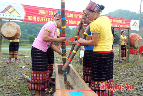 Thi cồng chiêng, khắc luống.