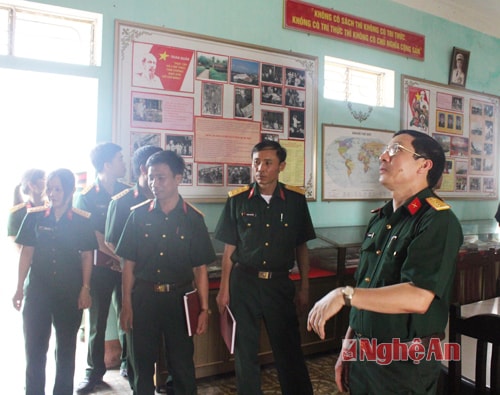 Đoàn công tác kiểm tra việc trang trí phòng Hồ Chí Minh tại tiểu đoàn 