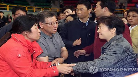 Tổng thống Park Geun  - Hye gặp gia đình các nạn nhân