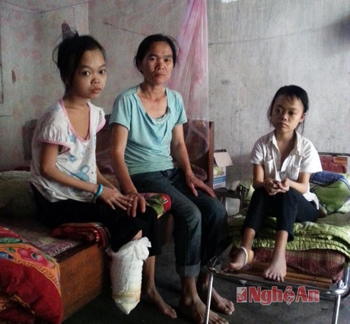 Cặp song sinh Nguyễn Thị Hiền - Nguyễn Thị Hòa và mẹ.