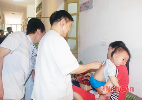  Kiểm tra sức khỏe trẻ bị bệnh sởi tại Khoa Truyền nhiễm, Bệnh viện Sản - Nhi Nghệ An. Ảnh: Thúy Hiền