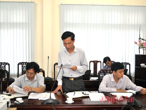 Đại diện Phòng Quản lý Khoáng sản, Sở Tài nguyên - Môi trường báo cáo với đoàn giám sát công tác quản lý Nhà nước về khoáng sản.