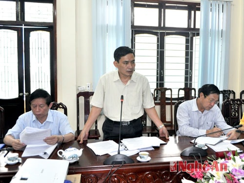 Ông Trần Quốc Chung - Trưởng đoàn giám sát trao đổi một số vấn đề cần được quan tâm nhằm lập lại trật tự trong khai thác khoáng sản.