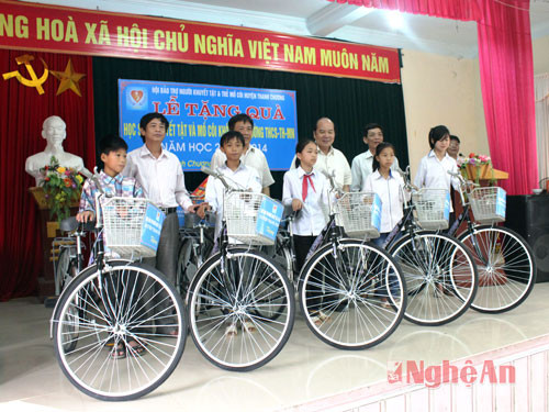 Trao xe đạp cho các học sinh khuyết tật và trẻ mồ côi bậc THCS