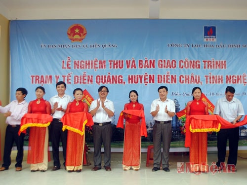 Cắt băng khánh thành Trạm y tế