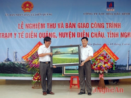 Lãnh đạo huyện Diễn Châu tặng quà cảm ơn Công ty lọc hóa dầu Bình Sơn