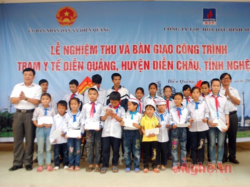 Trao quà cho 20 em học sinh vượt khó vươn lên.