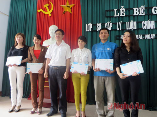 Trao thưởng học viên xuất sắc.