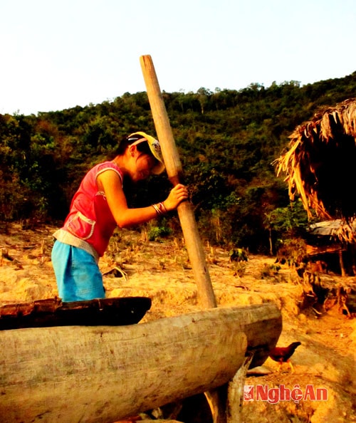 Em Lô Thị May đang giã gạo.