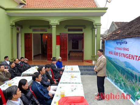 Trao nhà tình nghĩa cho gia đình ông Lân ở xã Diễn Hoàng, Diễn Châu.