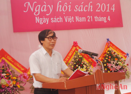 Ông Vũ Hải, Giám đốc Nhà Xuất bản Nghệ An khai mạc ngày hội sách