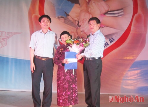 Đồng chí Hồ Đức Phớc và đại diện công ty xi măng Hoàng Mai tặng hoa cho mẹ VNAH Nguyễn Thị Điu