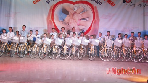 Đồng chí Hồ Phúc Hợp và lãnh đạo huyện Quỳnh Lưu tặng xe đạp cho học sinh nghèo vượt khó