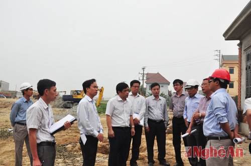 Đồng chí Huỳnh Thanh Điền và đoàn công tác kiểm tra công tác GPMB tại xã Nghi Kim - TP Vinh