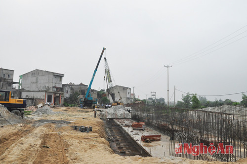 Nút giao thông cầu vượt đường sắt tại địa bàn xã Nghi Kim đang được đẩy nhanh tiến độ