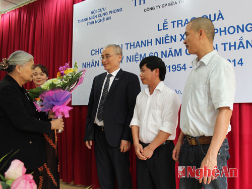 Đại diện cựu TNXP tặng hoa cảm ơn sự quan tâm của Báo Tiền Phong, tập đoàn sữa TH, Công ty Du lịch Văn Minh cho thế hệ thời kháng chiến.