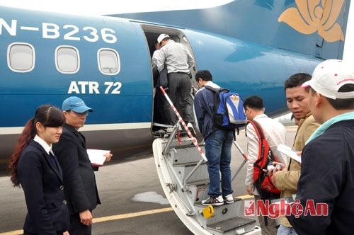 Hành khách tham gia đường bay quốc tế Vinh - Viêng Chăn.